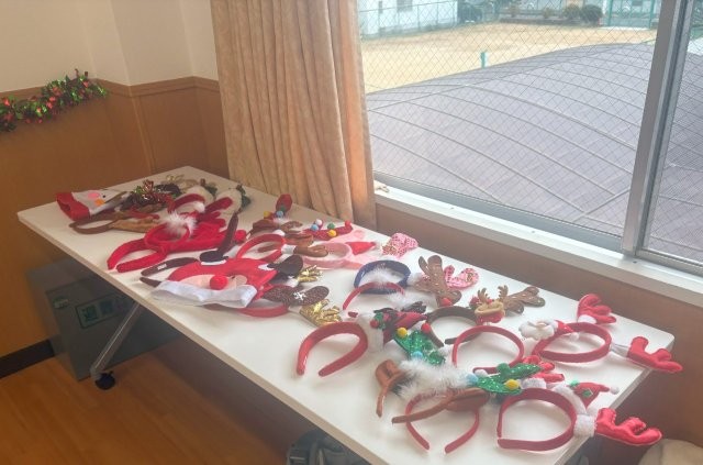 クリスマスカチューシャの貸し出しコーナー