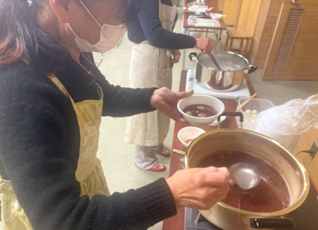 おぜんざいを盛り付けてくださいます。