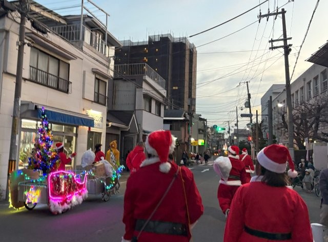 城北小学校へ向かうサンタ