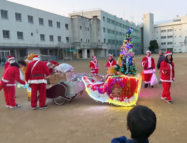 城北小学校でプレゼントを下ろすサンタ