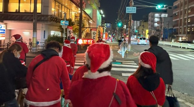 赤川の交差点で信号を渡るサンタ