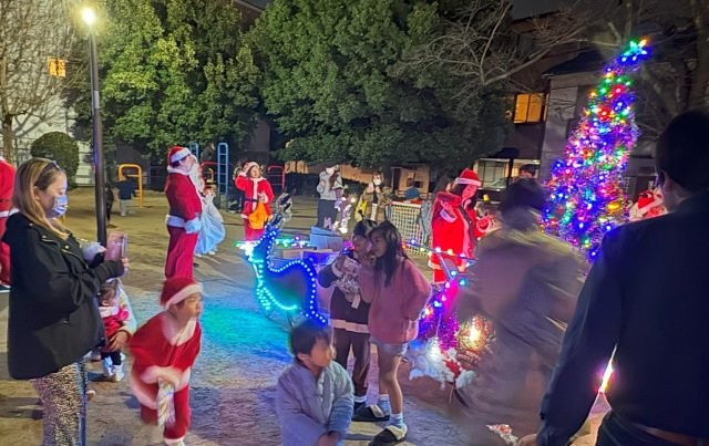 ソリと一緒に記念写真を撮影する子どもたち