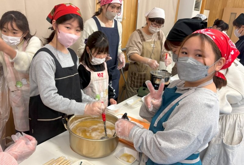 お手伝いする子どもたち