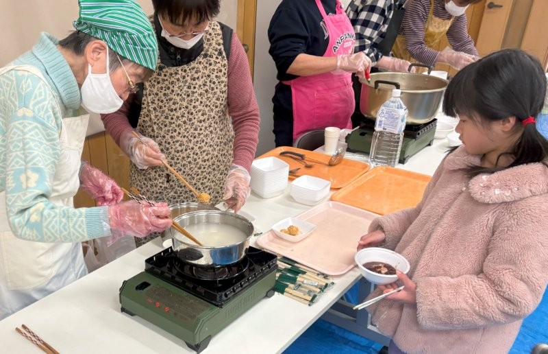 餅をお湯にくぐらせます。