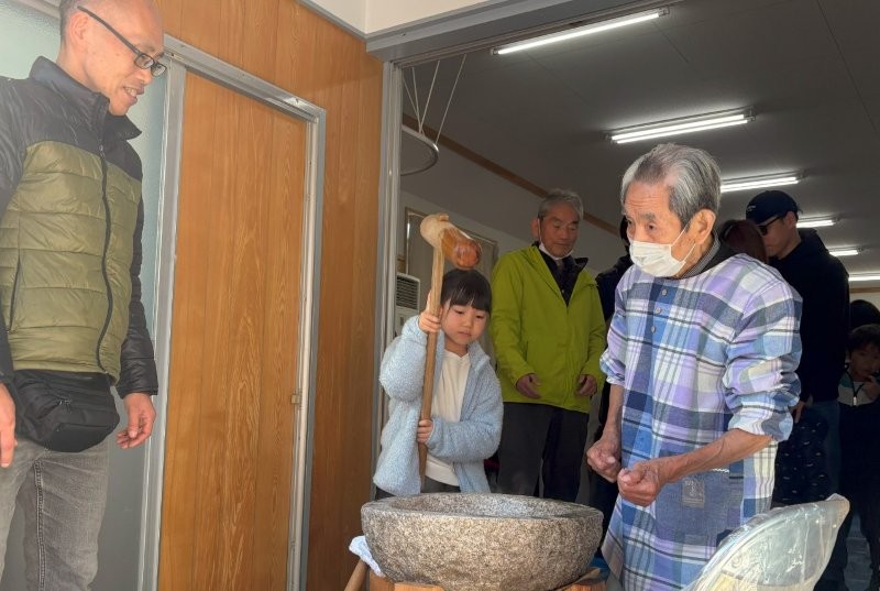 パワフルな餅つき