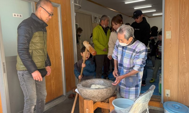 可愛い杵でお餅をつく子ども