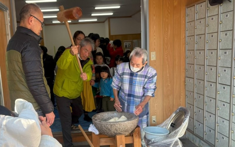 大迫力の餅つき