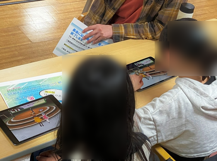 アバターを操作する子どもたち