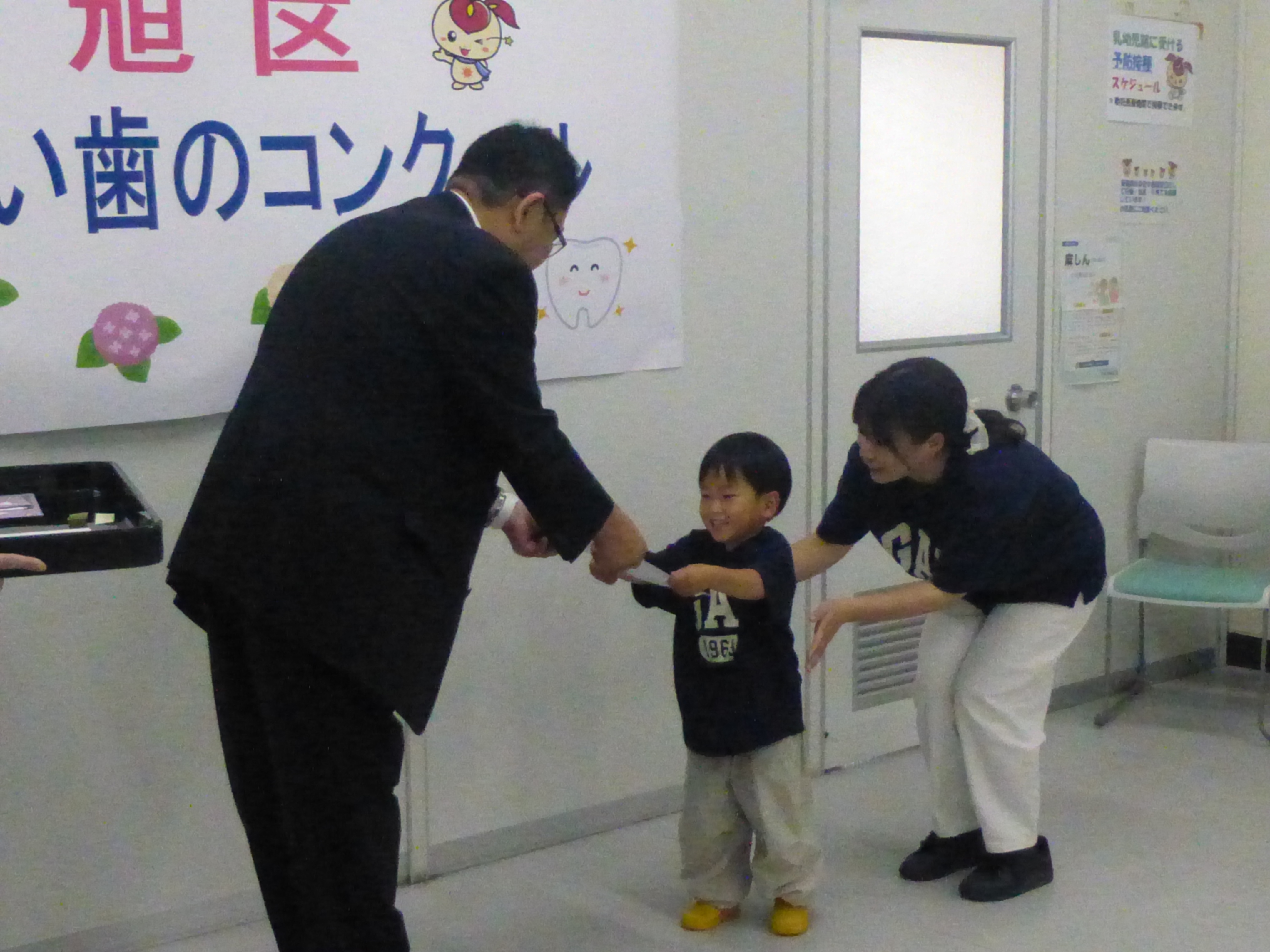表彰状を受け取る様子2