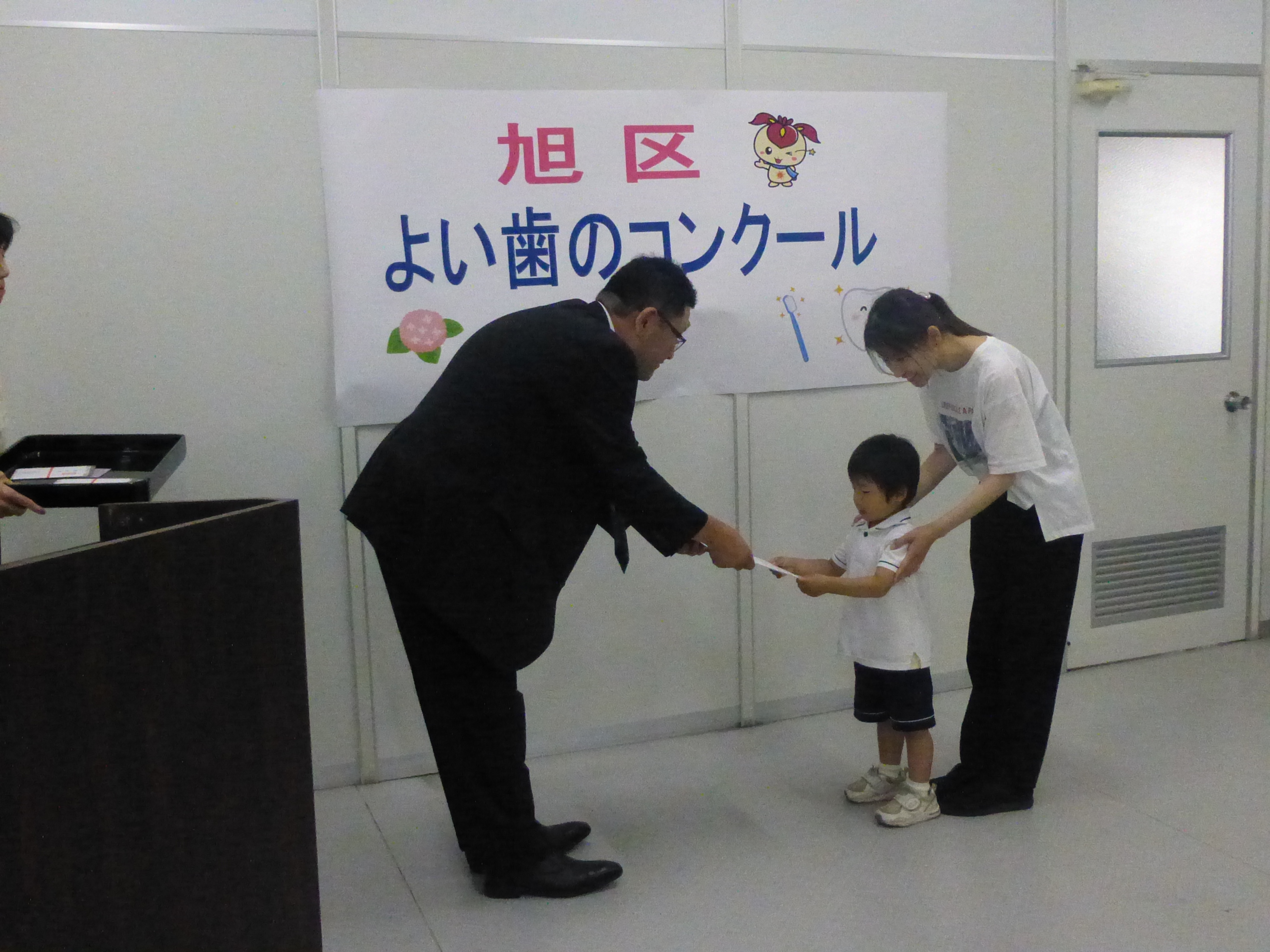 表彰状を受け取る様子