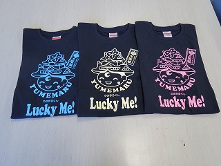 ゆめまるくんのキッズTシャツの写真（左から青色、黄色、ピンク色のゆめまるくん）