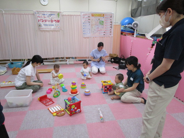 親子で自由に遊んでいる写真