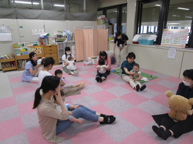 親子でふれあいあそびをしている写真