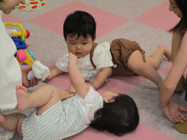 子ども同士顔を見合わせている写真