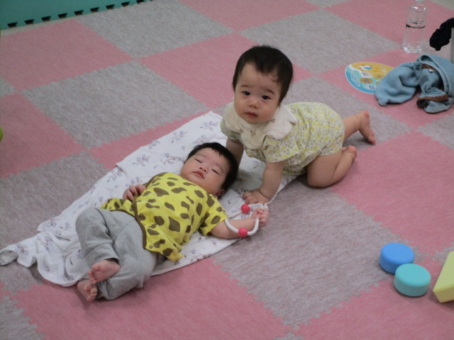 2人の赤ちゃんの写真