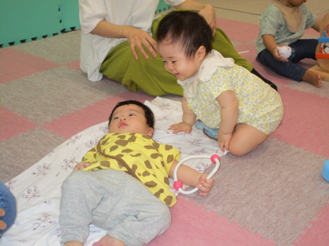赤ちゃんがのぞき込んでいる写真