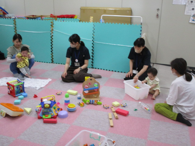 おもちゃで遊んでいる写真