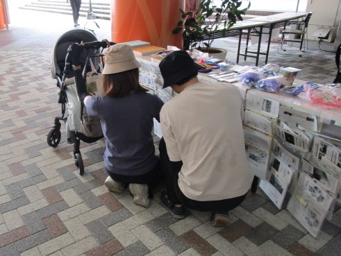 保育園のパンフレットを見ている保護者