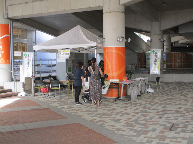 保育園のパンフレットを手にしている市民さんの写真