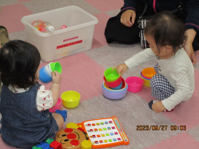 子どもがおもちゃで遊んでいる写真