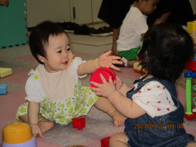 おもちゃで遊ぶ赤ちゃんの写真