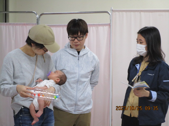 保健師と親子が話をしている写真
