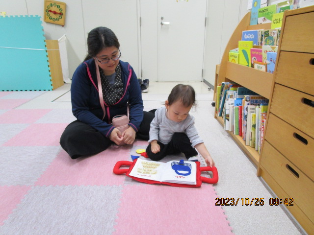 親子で絵本を楽しんでいる写真