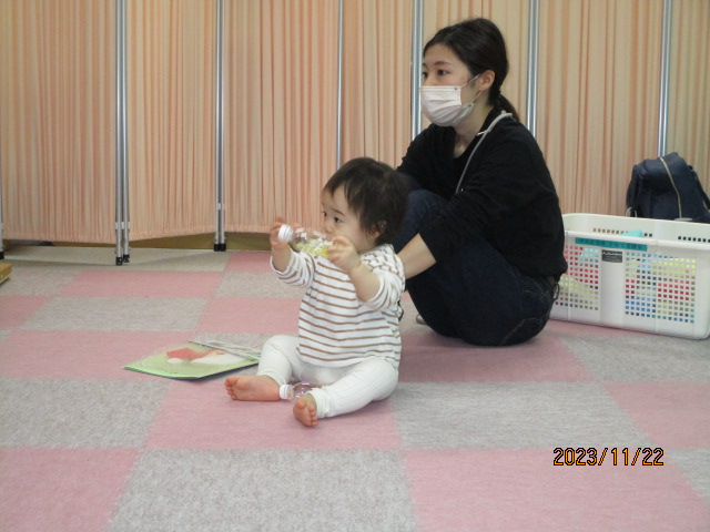 おもちゃで遊んでいる子どもの写真