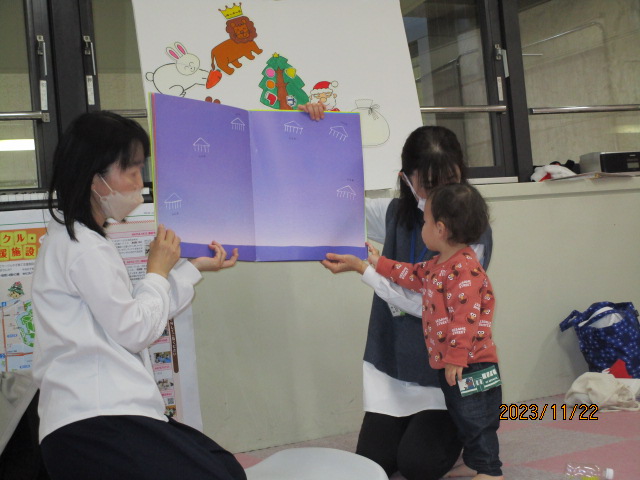 大型絵本を楽しんでいる写真