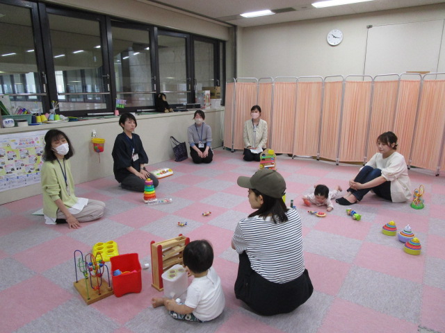 職員と保護者で話をしている様子