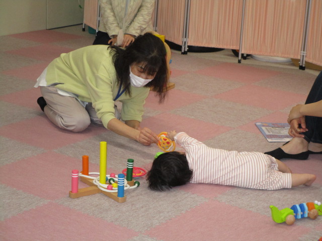 遊んでいる子どもに職員が関わっている様子