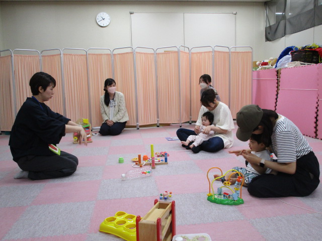 親子で手あそびをしている様子