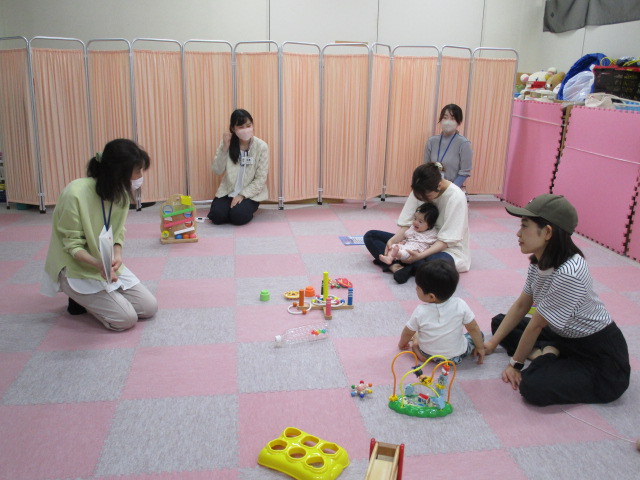 親子が絵本の読み聞かせを見ている様子
