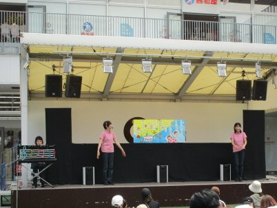 キッズシアターかみふうせんさんが大型紙芝居をよんでいる