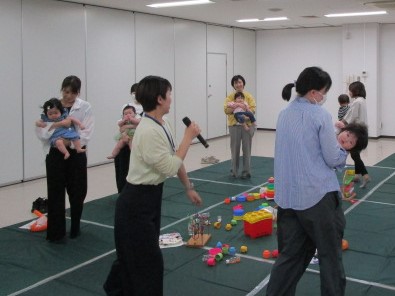 親子でストップゲームをしている
