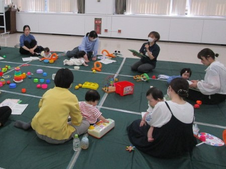 保育コンシェルジュの話を親子で聞いている