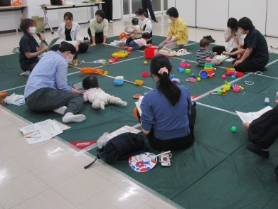 保育コンシェルジュの話を親子で聞いている様子