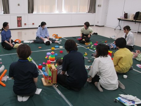 親子でふれあい遊びをしています