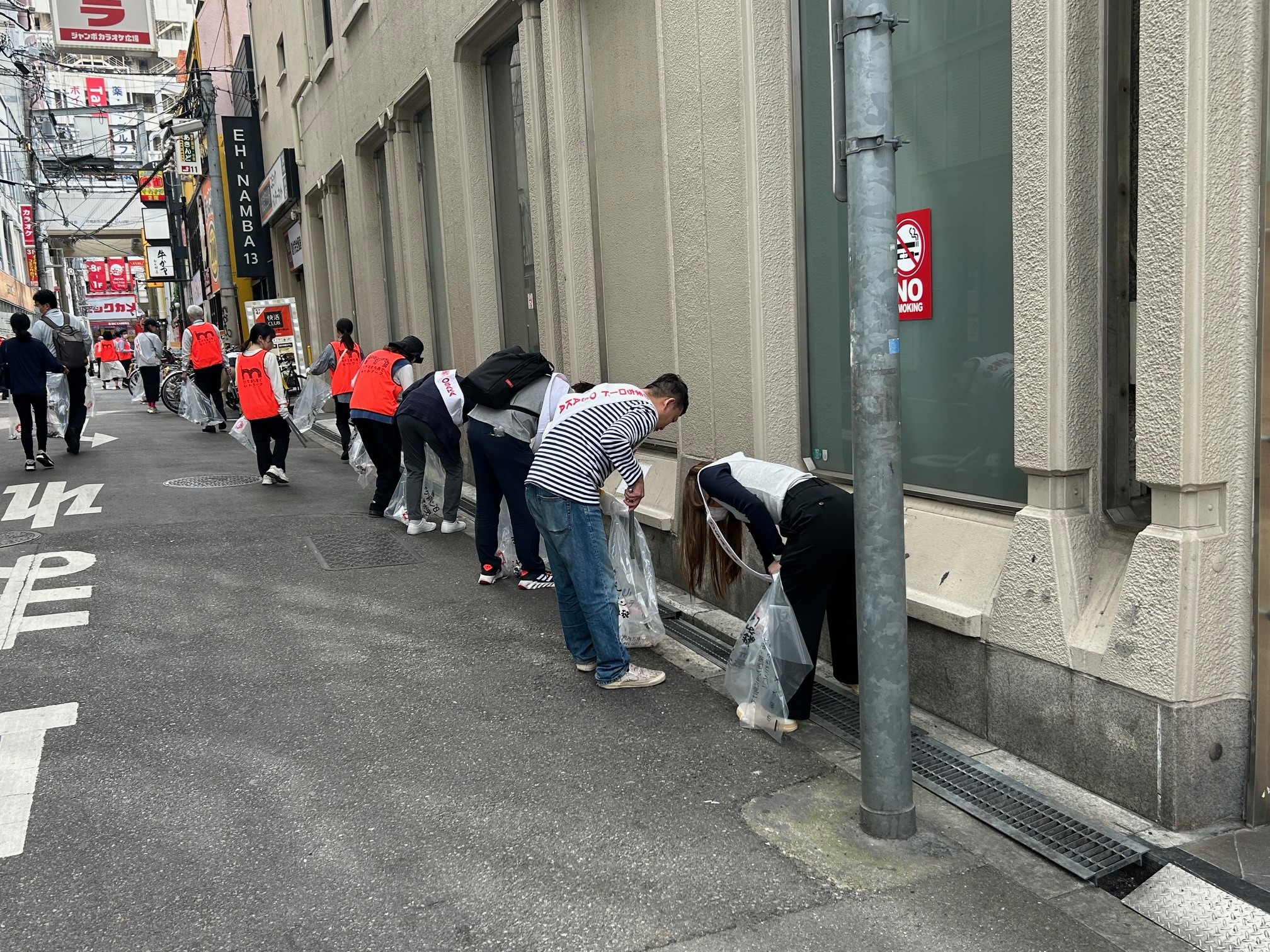 難波駅周辺ゆめまちロードOSAKAの活動の様子2
