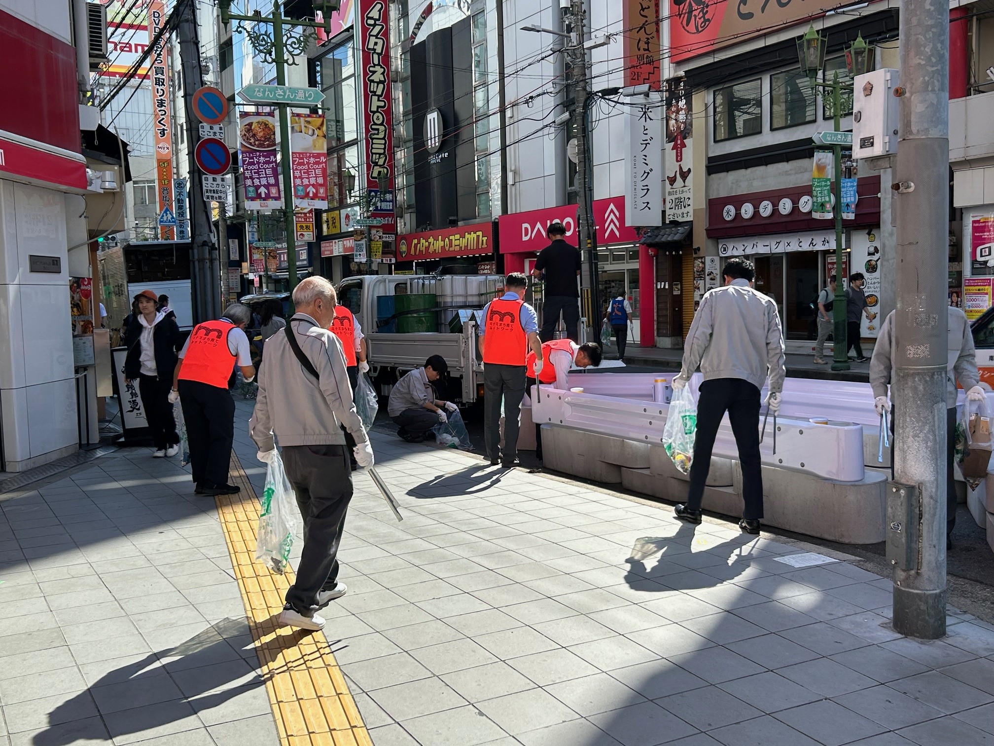 難波駅周辺ゆめまちロードOSAKAの活動の様子3