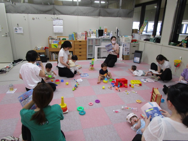 保健師の話を聞いている様子