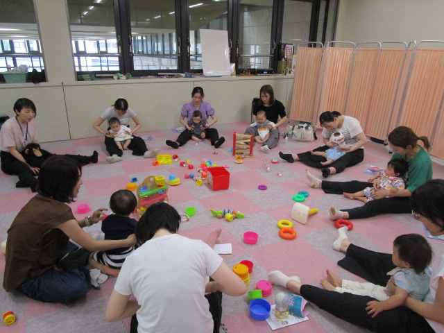 親子でふれあい遊びをしている様子