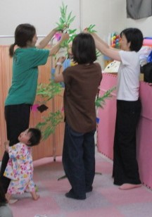 親子で七夕飾りを飾りつけしている様子