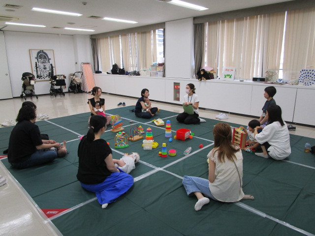 親子で保健師の話を聞いている