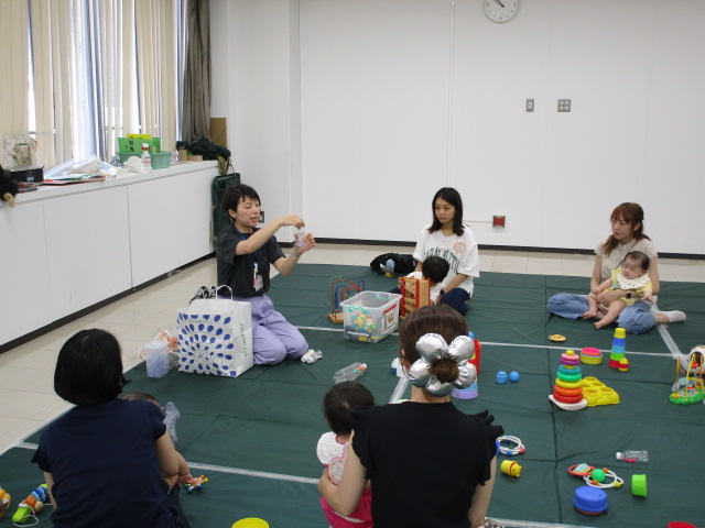 職員が手作りおもちゃを紹介している