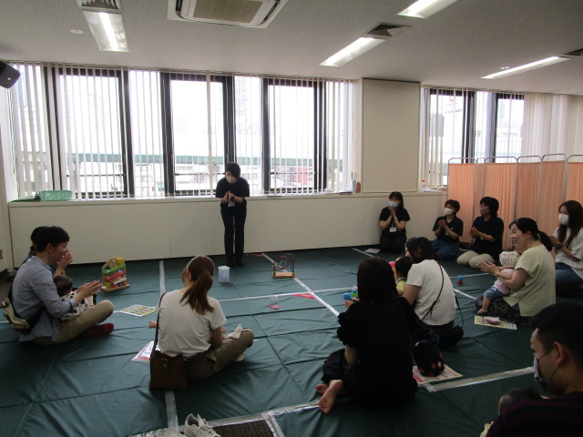 参加者の誕生日をみんなでお祝いしている
