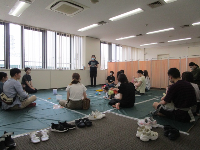 保健師の話を親子で聞いている