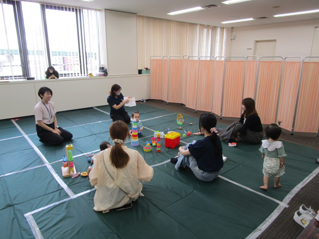 保健師の話を親子で聞いている様子
