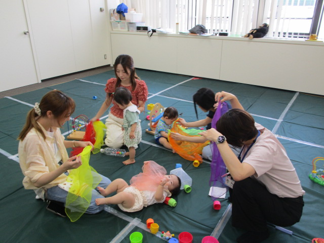 音楽に合わせて親子でオーガンジースカーフーで遊ぶ様子