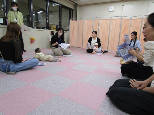 保健師さんからの話を親子で聞いている様子